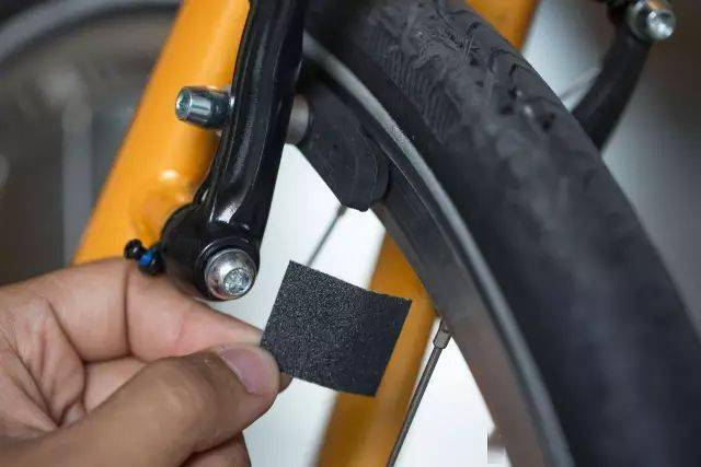 problem pri brzdeni na bicykli